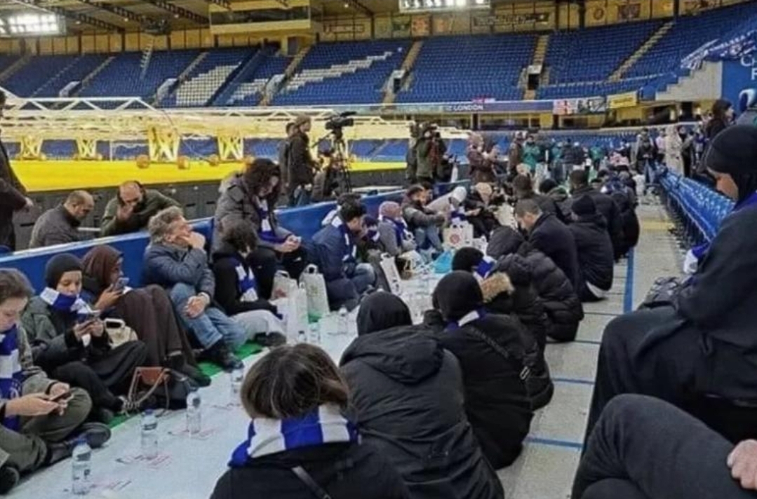فيديو :    آذان المغرب وإفطار للصائمين لأول مرة في الملاعب الانجليزية