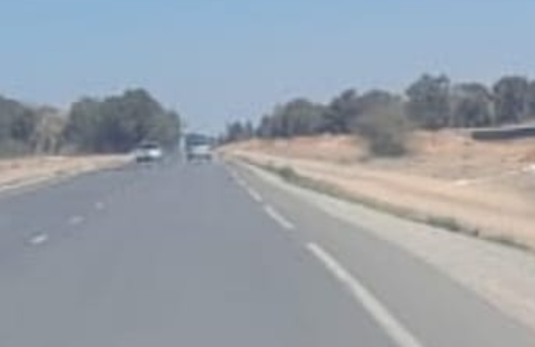 صور :   تلال من مخلفات البناء والفلاحة تهدد مستعملي الطريق الوطنية بنفوذ جماعة تيزطوطين بالناظور
