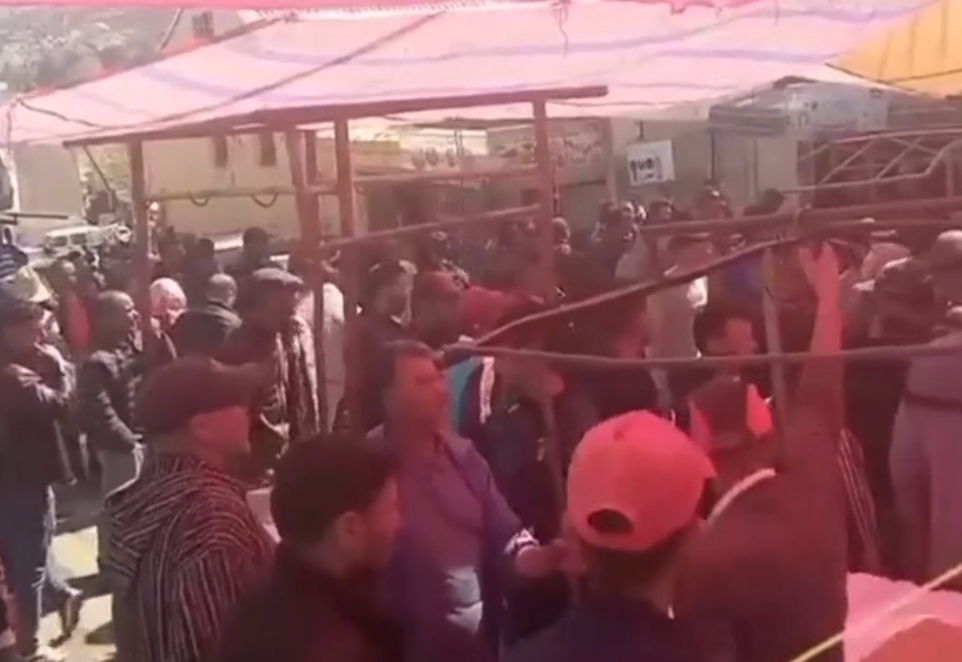 فيديو :    وكيل الملك بالحسيمة يأمر بإيداع محتجين على غلاء الأسعار بالسجن