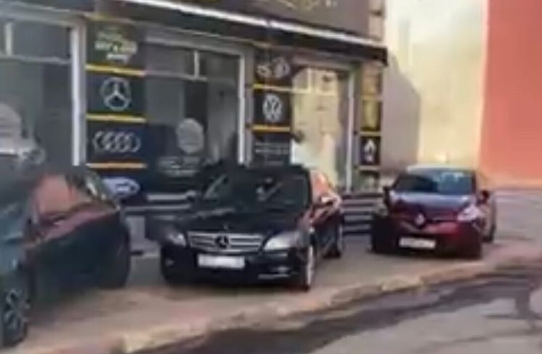 “حيت باه كاري للعامل” سليمان ازواغ يفشل في تحرير الملك العمومي من شخص يملك محلا لبيع السيارات الفارهة بالناظور