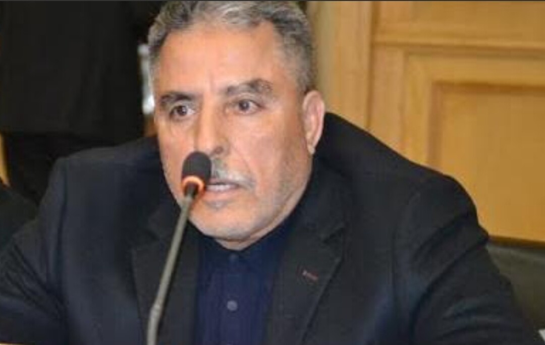 أثداء البرلماني بوجمعة أوشن شحت ومعوزون يشبعونه شتما وسبا وبصقا أمام منزله بإقليم الدريوش