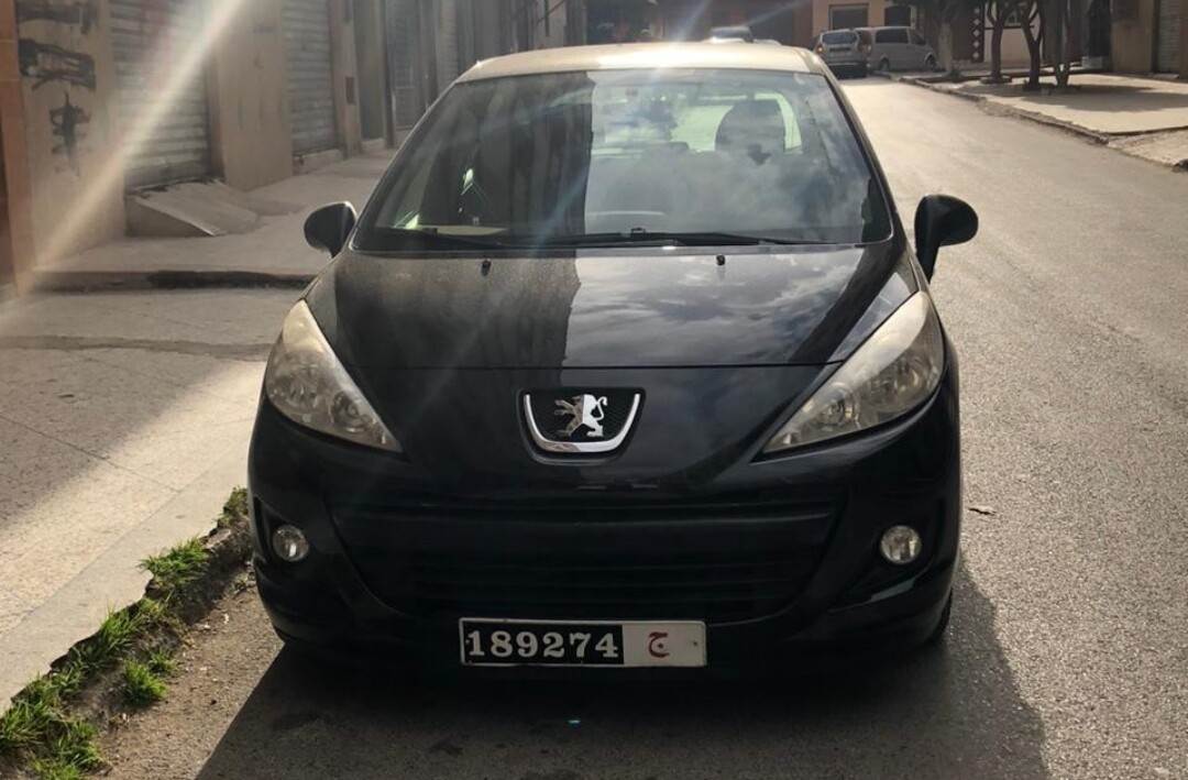 في ظل عجز الميزانية … إستغلال سيارات جماعة الدريوش من طرف غرباء !!