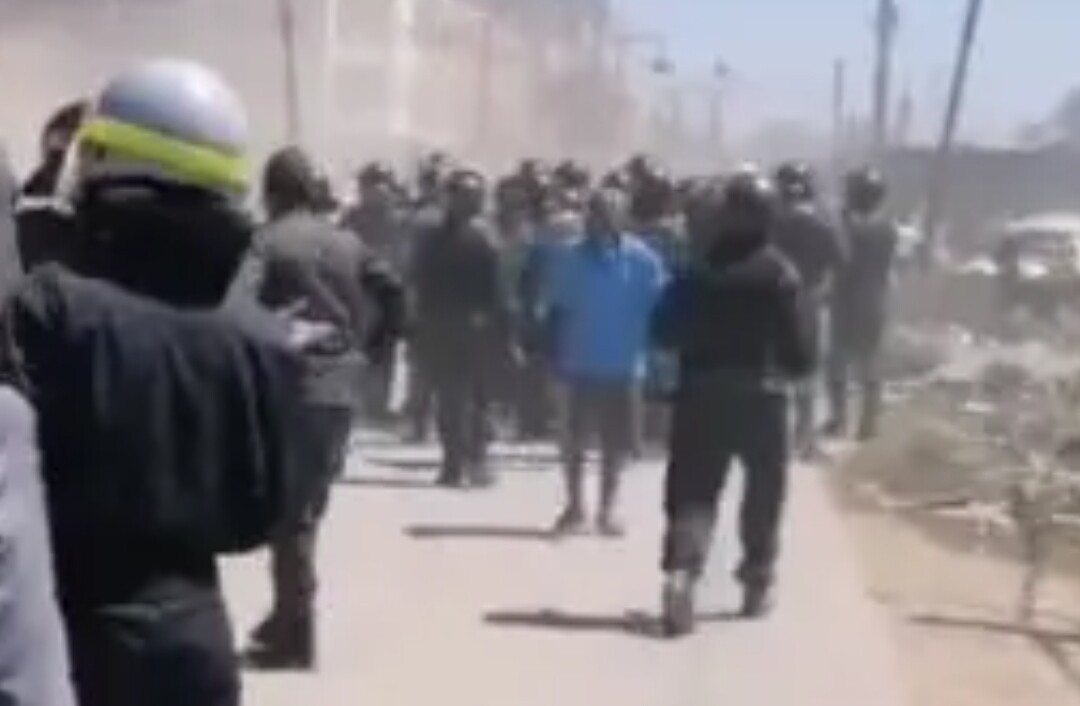 فيديو :     إعتقالات بالجملة بعد مواجهات عنيفة بين الشرطة والساكنة ضواحي الرباط في ثالث أيام العيد
