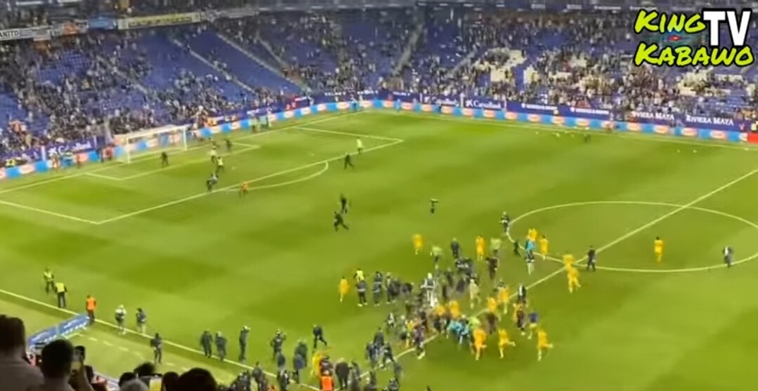 فيديو :    جماهير تقتحم أرضية الملعب وتمنع لاعبي برشلونة من الاحتفال باللقب