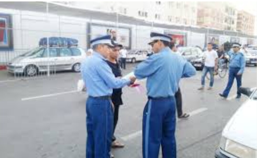 فيديو :     مواطن من وجدة يفضح فساد وديكتاورية رجال الجمارك بمعبر مليلية ، ويثني في مقابل ذلك على الشرطة !!