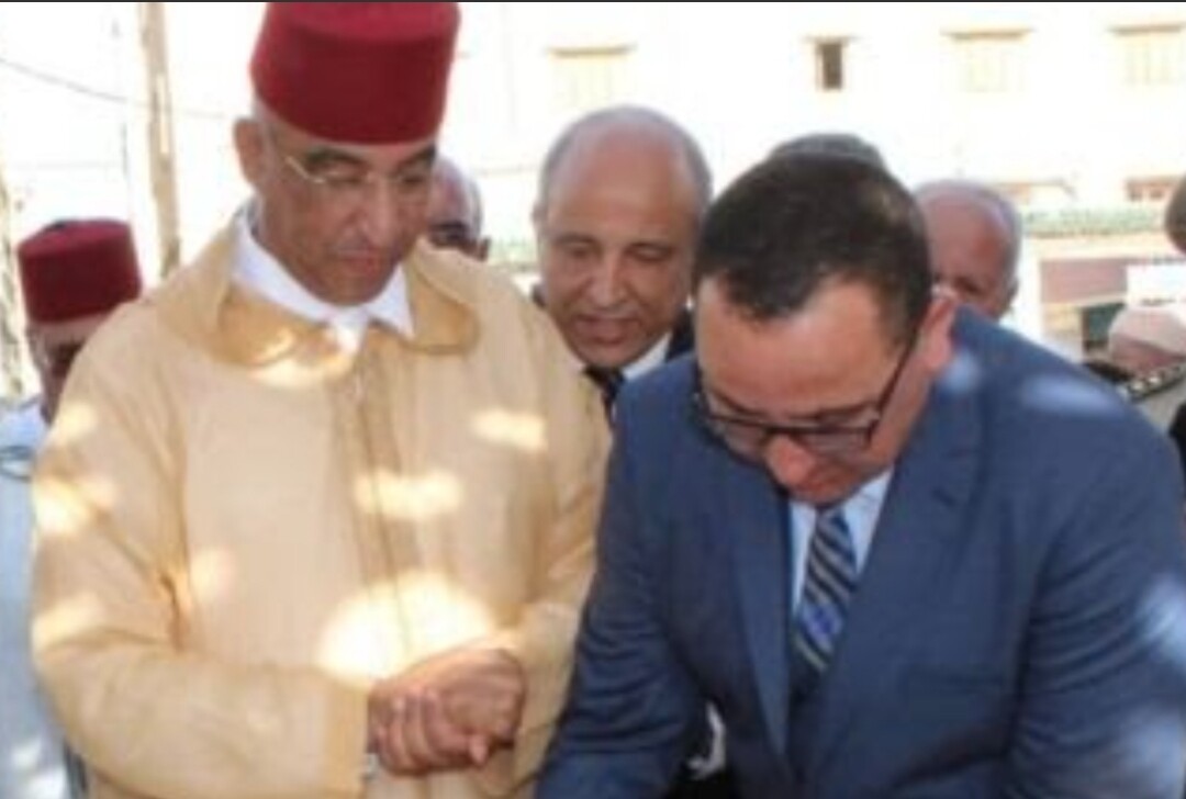 الطاوس نجمها … تفاصيل إجتماع اللئام على مأدبة الأيتام بمنزل رئيس جماعة “قاسيطة” لبيع ساكنة إقليم الدريوش في المزاد