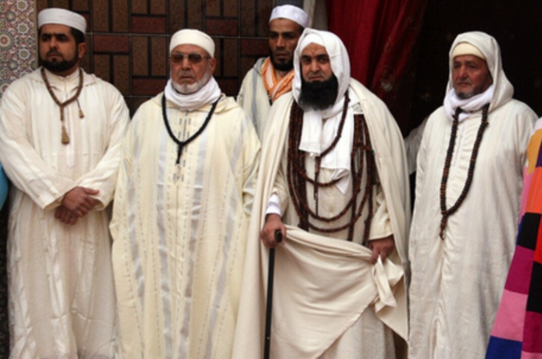 مثير :    شيخ زاوية كركر بإقليم الناظور ينكر شرب الخمر وممارسة الشعوذة والسحر ، وعدم الصوم وترك الصلاة !