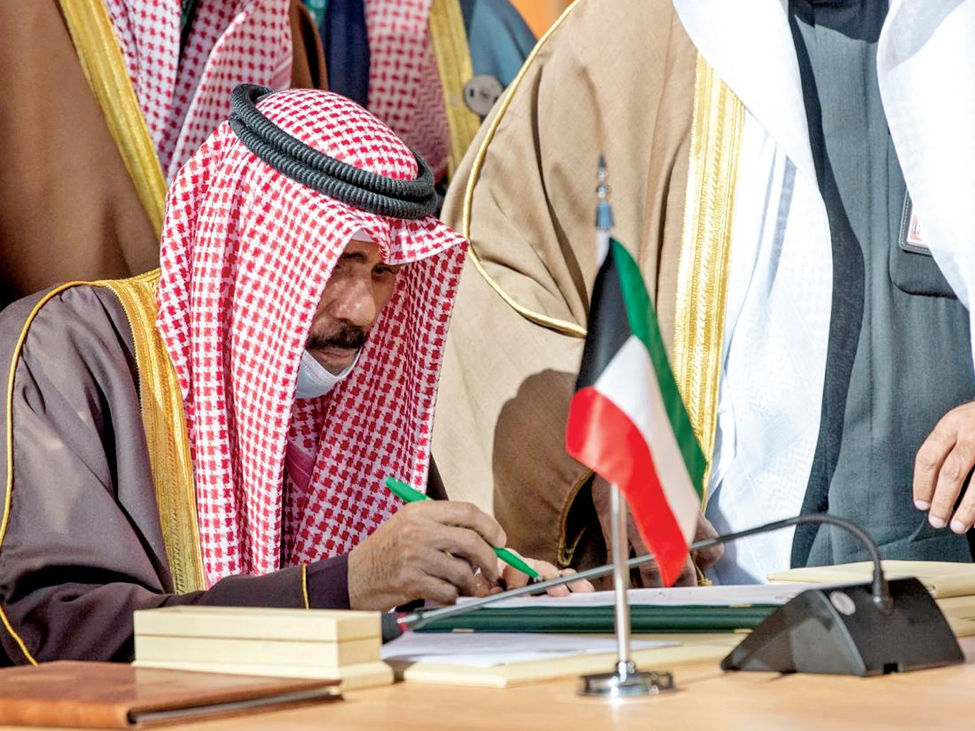 تعتزم الكويت التوقيع على عقود مع مئات من الأساتذة من دولتين عربيتين فقط.