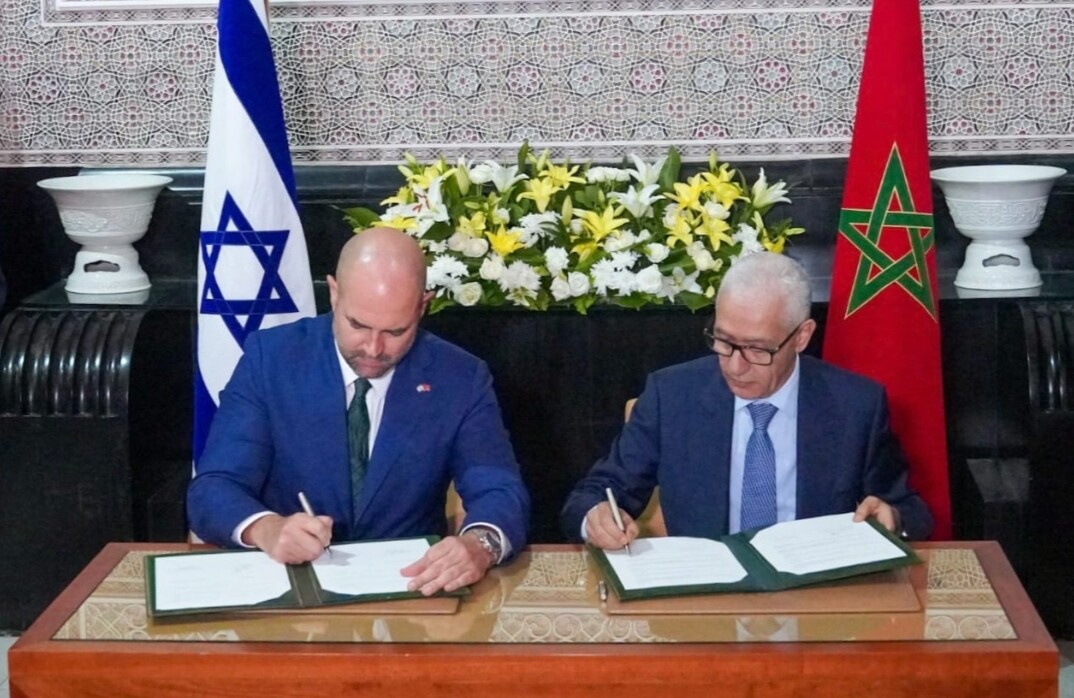 أوحنا رئيس الكنيسيت الإسرائيلي الذي يزور بلده المغرب ، “ويرأس حركة الشواذ” أمه وزانية ووالده مراكشي !