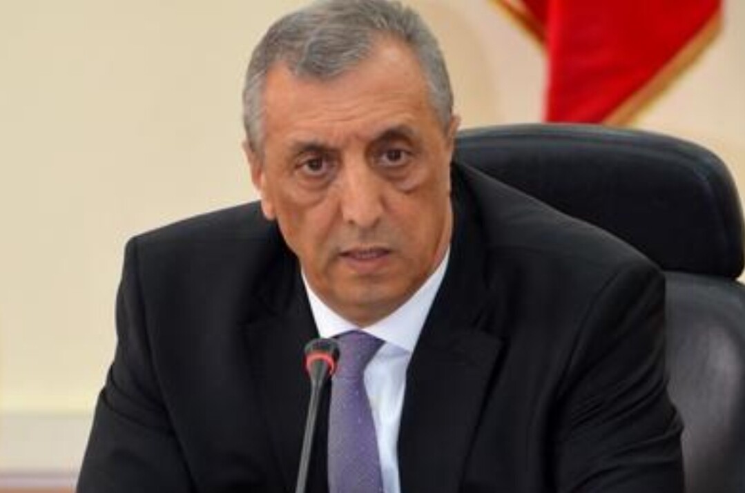 العامل يجر عربة من جبل سيدي عابد في ملكية فقير لحجزها ، ويترك العشرات تغزو فضاءات وشوارع مدينة الحسيمة