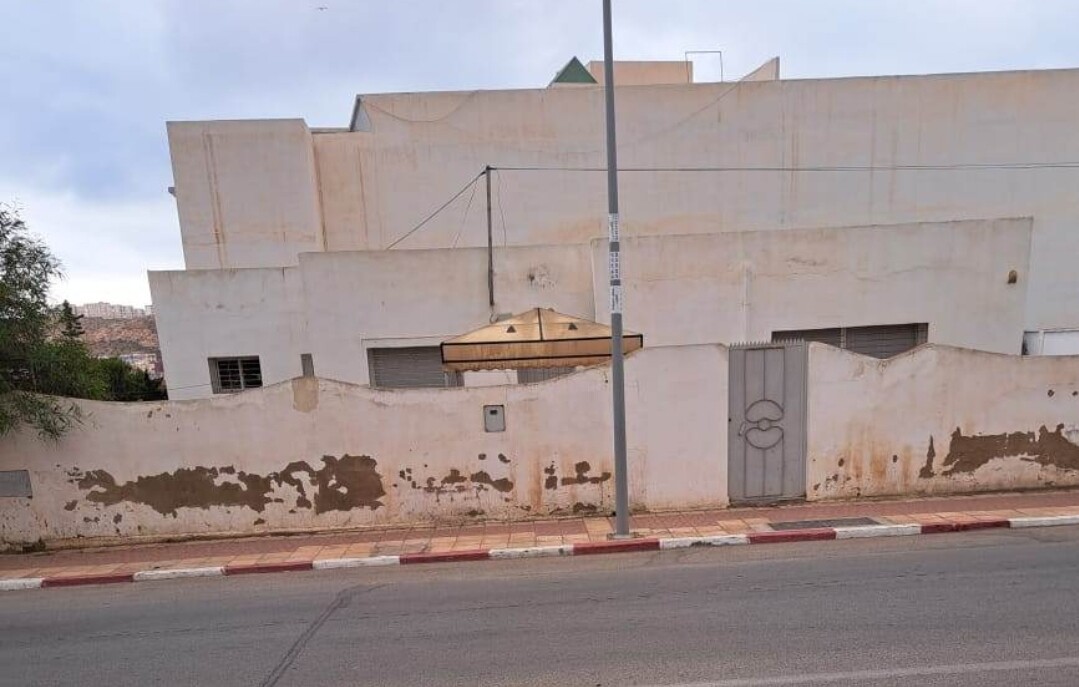 فضيحة :   مدير مركزي بوزارة الفلاحة يسطو على سكن وظيفي بالحسيمة ويحوله إلى ملكيته