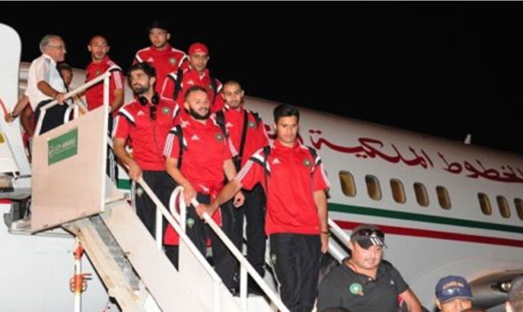 في رحلة دامت زهاء 10 ساعات … المنتخب المغربي لكرة القدم يصل الى جنوب إفريقيا