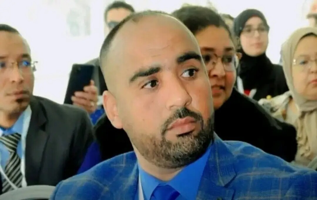 إنهيار حُقوقي داخل مقهى بعد إقتياده إلى السجن
