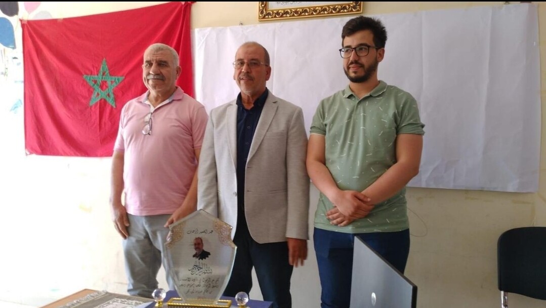 مدرسة “ابن كثير” بالناظور تُكرم مدير المؤسسة الذي ترك داخلها بصمة خاصة في التسيير والتدبير