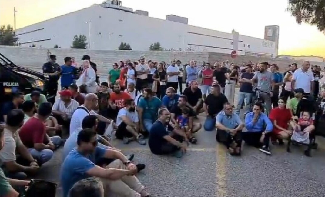 فيديو :          إسبانيا تتهم المغرب بتعمد خنق المرور بمعبر مليلية والتسبب في طوابير الإنتظار لساعات  !!