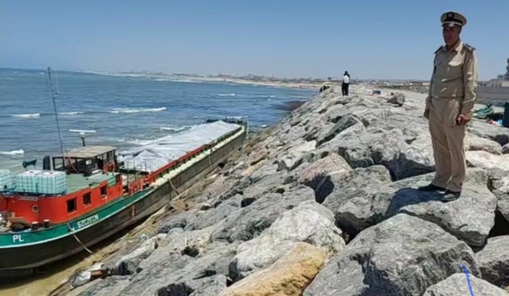 إعتقال 13 شخصا سرقوا سفينة جنحت بالدار البيضاء