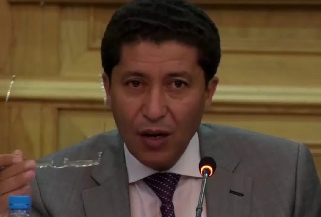 غريب وخطير :    رغم أميته ، رئيس جهة الشرق بعيوي ضمن اللائحة المشرفة على مناقشة طالب لنيل شهادة الماستر بكلية الناظور