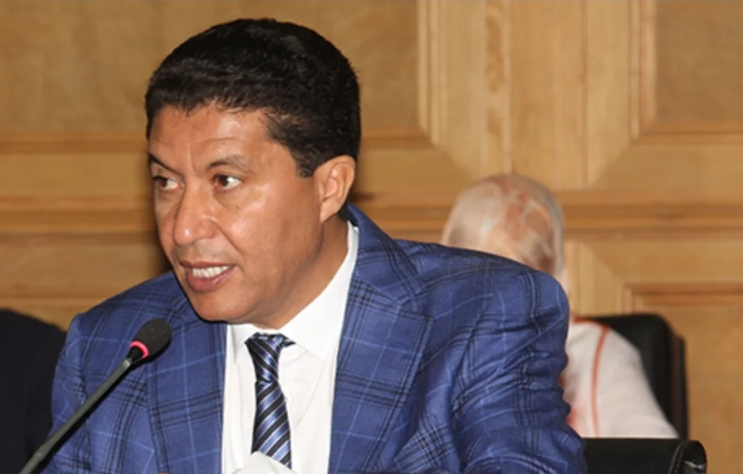 طرد رئيس جهة الشرق من لجنة مناقشة نيل شهادة الماستر بكلية الناظور بعد فضحه من طرف “كواليس الريف” !!