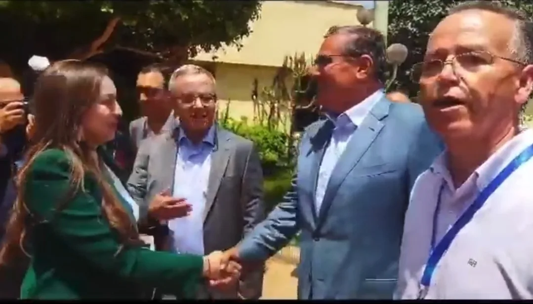 فيديو :   سيدي سيدي الرئيس أنا هو المنسق الإقليمي لحزب الأحرار بالناظور … فضيحة مدوية لصالح العبوضي خلال نزول أخنوش من سيارته !!
