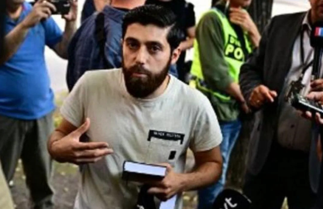بعدما حصل على إذن بحرق التوراة والإنجيل وتجمعت علبه وسائل الإعلام … شاب مسلم “يصدم” السويد والعالم