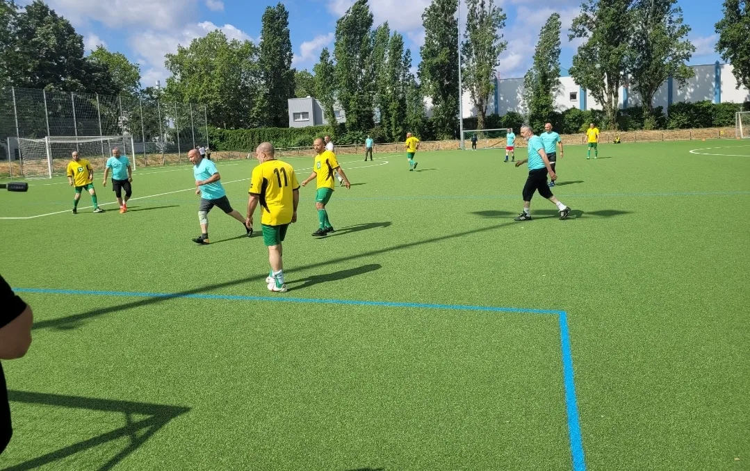 صور :     نادي الصحبة بفرانكفورت يجمع المساجد في نشاط كروي متميز ويكرم لاعب المنتخب الوطني المغربي للفتيان