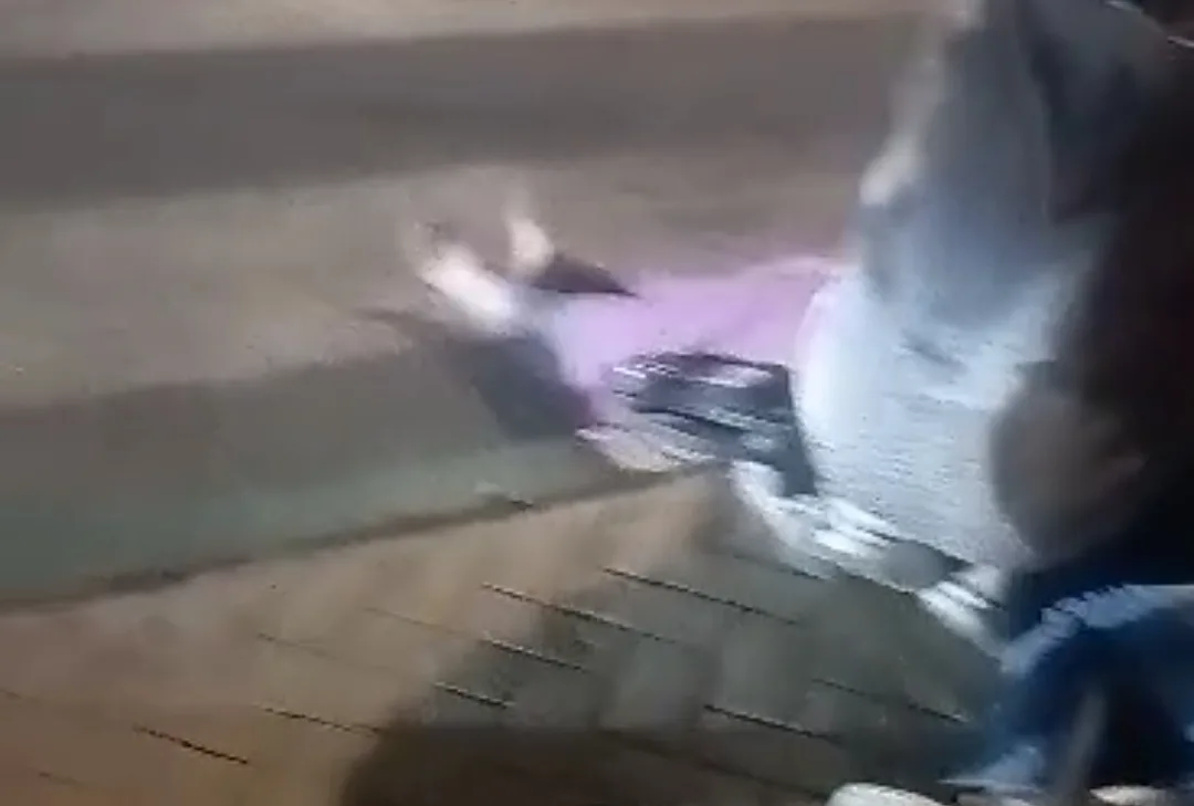 فيديو :     تأخر سيارة الاسعاف ببني أدرار ضواحي وجدة لإنقاذ سيدة حامل مصابة في حادث سير يثير استياءا في صفوف المواطنين
