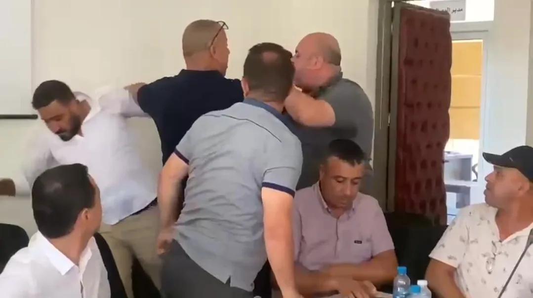 فيديو بثلاث وجوه :  ( الشذوذ والنصب والسرقة ) … فوضى عارمة بجماعة بوعرك بالناظور خلال إنعقاد دورة إستئنائية ، أبطالها شواذ ولصوص !!