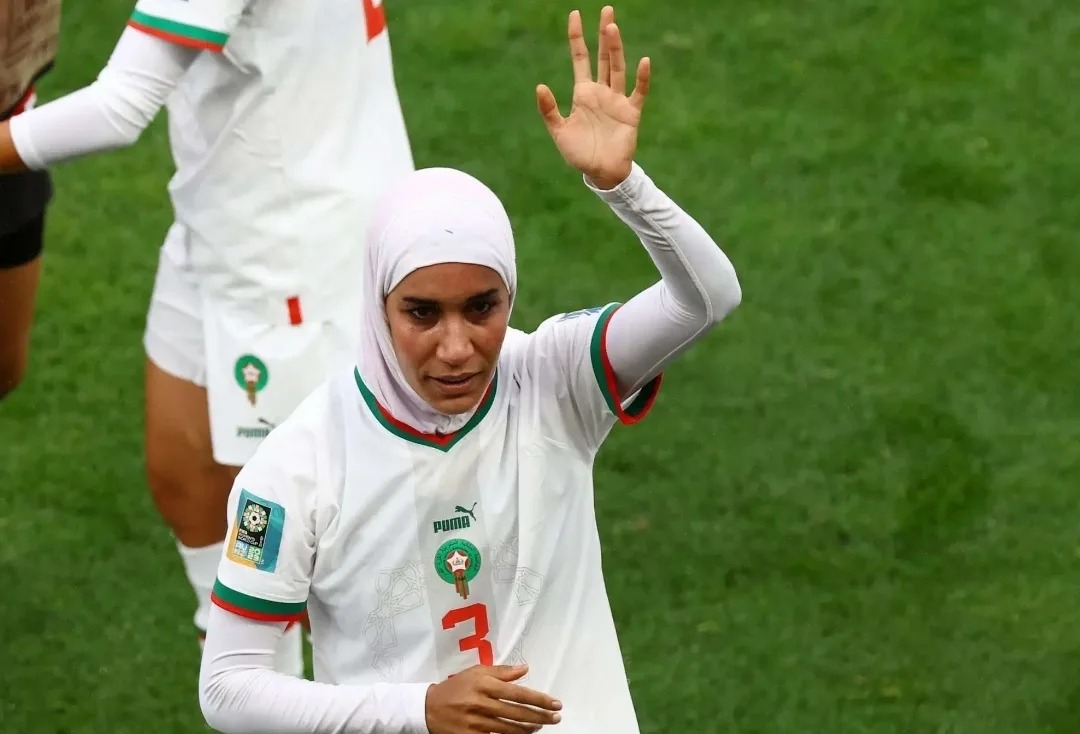 رئيس الفيفا يعلق على حجاب اللاعبة المغربية نهيلة بنزينة المشاركة في كأس العالم مع المنتخب الوطني