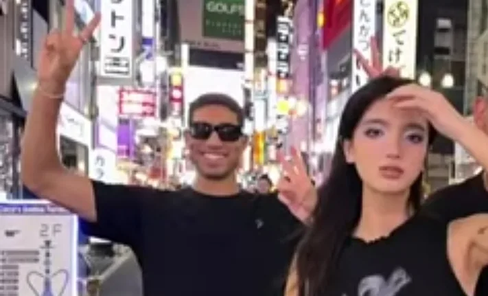 فيديو :    النجم المغربي حكيمي يخلق الحدث في طوكيو ، ويقتحم حصة تصوير مباشر لمؤثرة يابانية