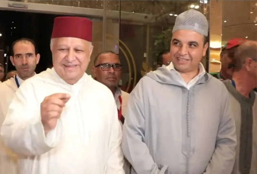 بمناسبة زيارته لمكة وأدائه لفريضة الحج من “كر” الدولة ، قطيع من الإبل هدية من “الأعيان” للوزير الصحراوي بايتاس