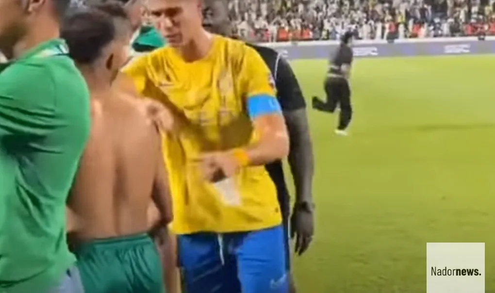 فيديو :   قال له إبتعد “لا أريد” .. رونالدو يهين لاعب الرجاء ويرفض تسليمه القميص الرياضي… والجمهور المغربي ساخط على ذل اللاعب الرجاوي