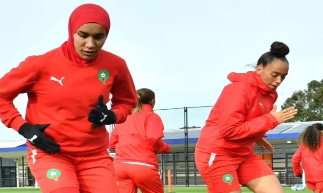 وزير مغربي يهاجم فرنسا بسبب حجاب اللاعبة بنزينة