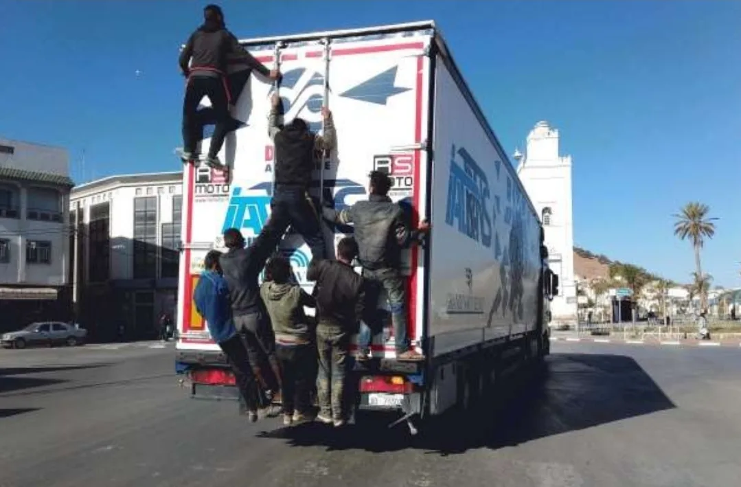 جمعية حقوقية بالناظور تحذر من انتشار مهول لأطفال مشردين يعترضون سبيل الشاحنات الدولية قصد الهجرة