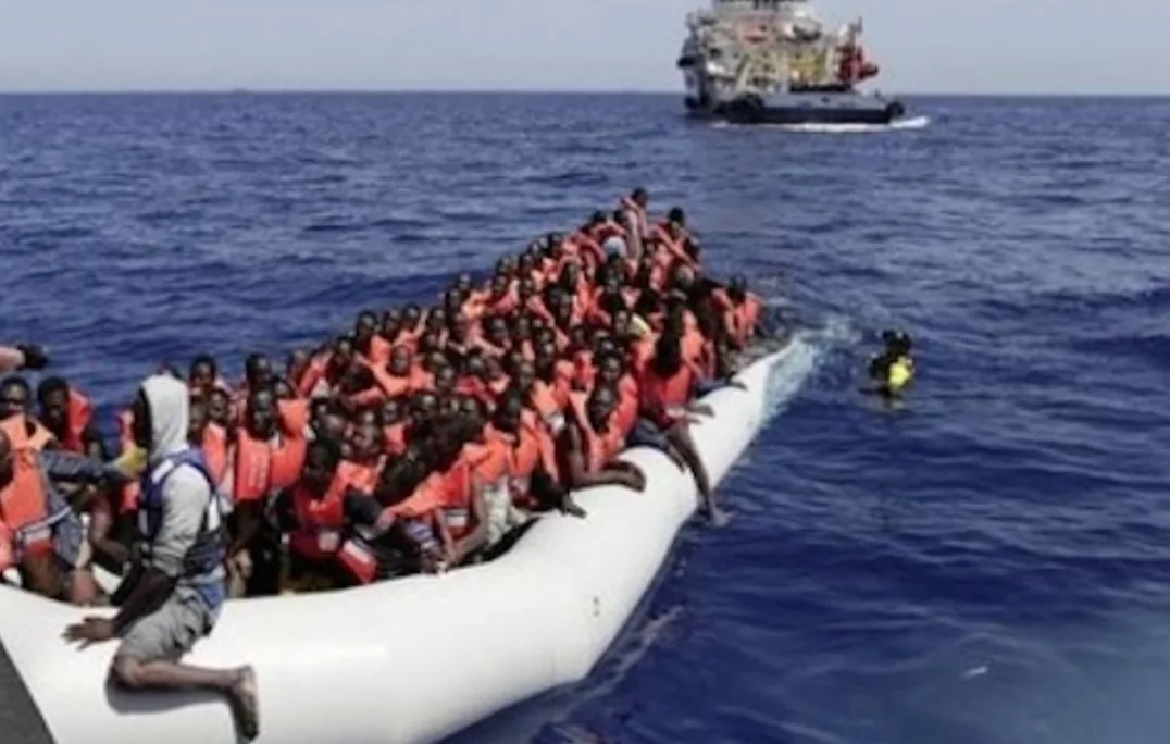اعتراض زورق مهترئ في ساحل الداخلة على متنه 130 سنغاليا كانوا في صدد الهجرة السرية