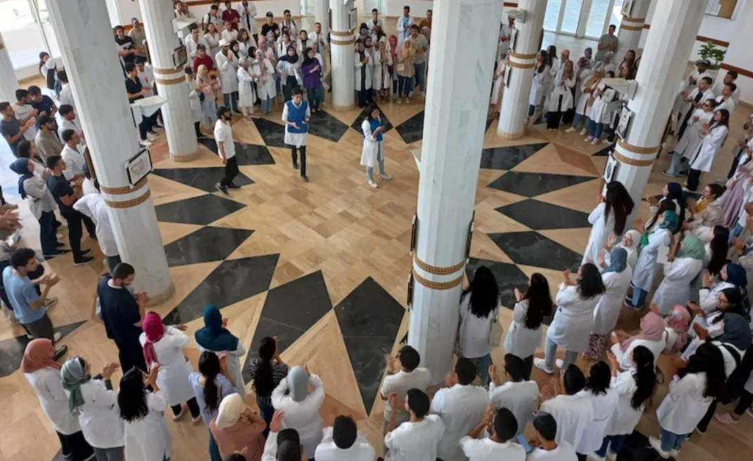 يتهمون وزير التعليم العالي بإنتهاك الدستور … استياء أولياء الطلبة بالناظور والدريوش من توجيه أبنائهم لدراسة الطب بطنجة بدل وجدة