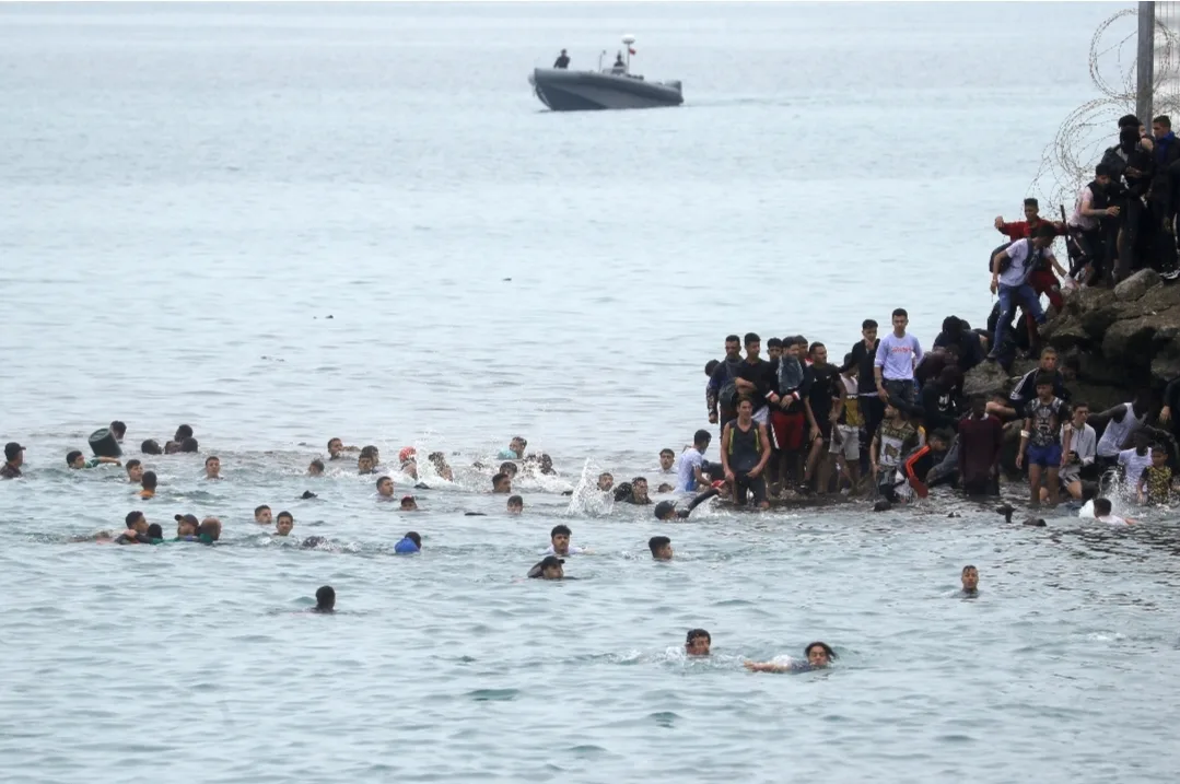 بعد عدة محاولات فاشلة خلال الأسبوعين الأخيرين ، وبعد إصرار منهم … دخول 35 مهاجرا مغربيا سباحة إلى سبتة