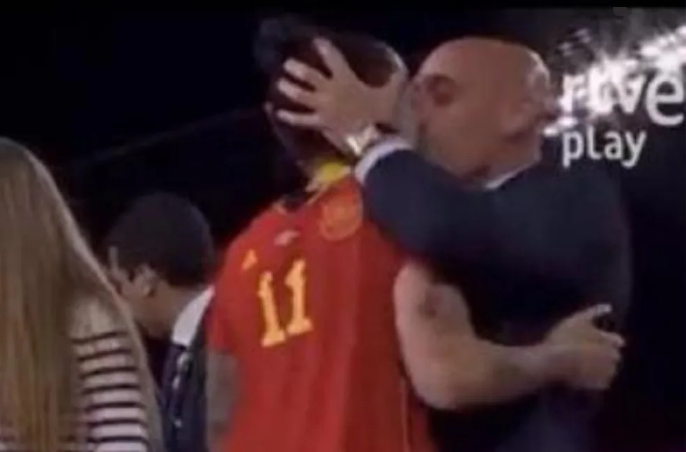 القبلة القاتلة .. “الفيفا” يوقف رئيس الاتحاد الإسباني روبياليس 90 يوما على خلفية تقبيل شفتي اللاعبة هيرموسو