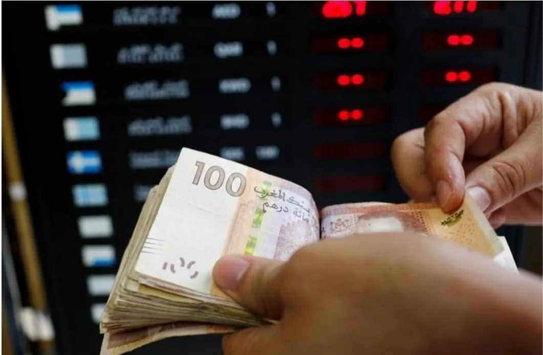 عند دخول الجالية إلى بلدهم كان الدرهم مرتفع … بنك المغرب يخفض من قيمة الدرهم مقابل اليورو بعد إنتهاء عطلة الصيف