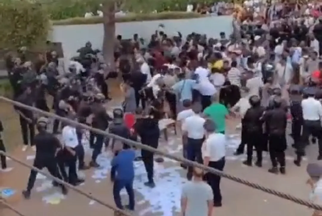 بالفيديو :     المئات يقتحمون سفارة الغابون بالرباط إحتجاجا على تزوير الانتخابات الرئاسية والشرطة المغربية تتدخل لتهدئة الأمور