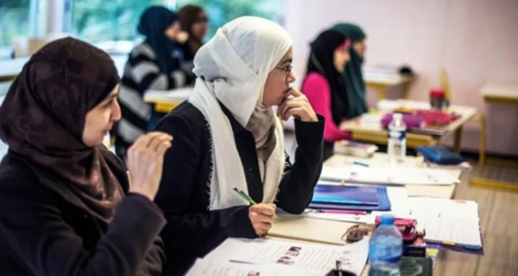 بعد الحجاب …  فرنسا تقرر حظر إرتداء العباءات الخاصة بالنساء في المدارس