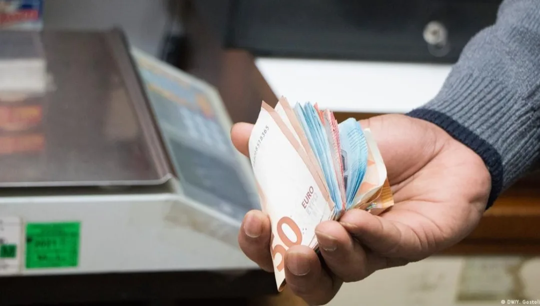 الحكومة تبدأ توزيع الإعانات المالية والمعاشات لفئة من المغاربة