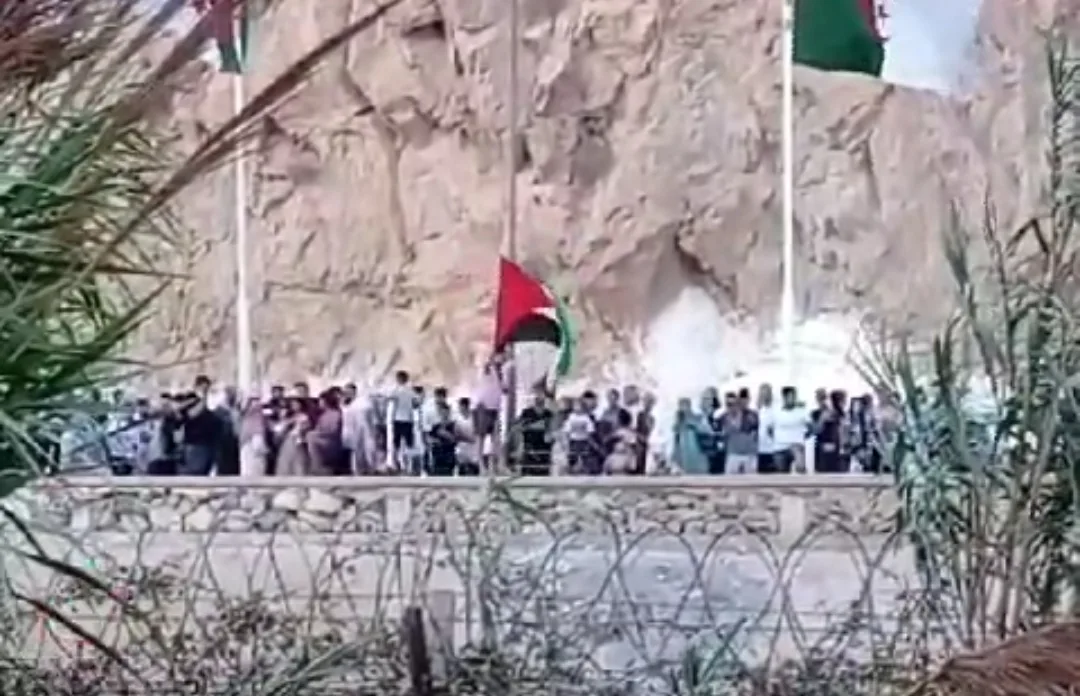 فيديو :      جزائريون يستفزون المغاربة على الحدود مباشرة بعد قتل واختطاف جيشهم لأربعة شبان قرب شاطئ السعيدية