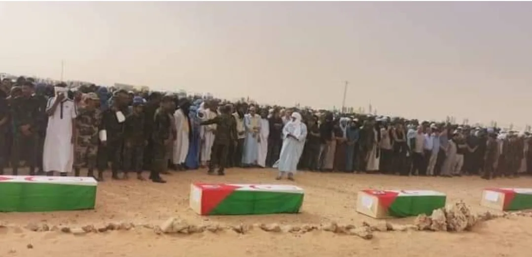 البوليساريو وبحضور زعيمها غالي تشيع عضو كبير في قيادتها ورفاقه بعد قصفهم من طرف الجيش المغربي