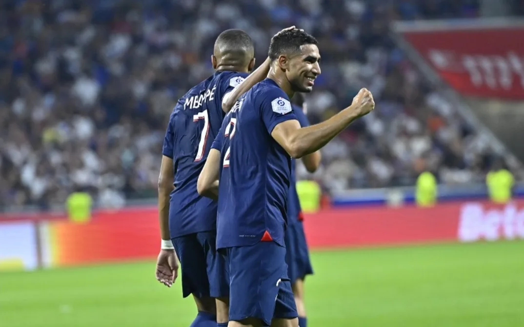 فيديو :     أشرف حكيمي يساهم في فوز سان جيرمان على ليون