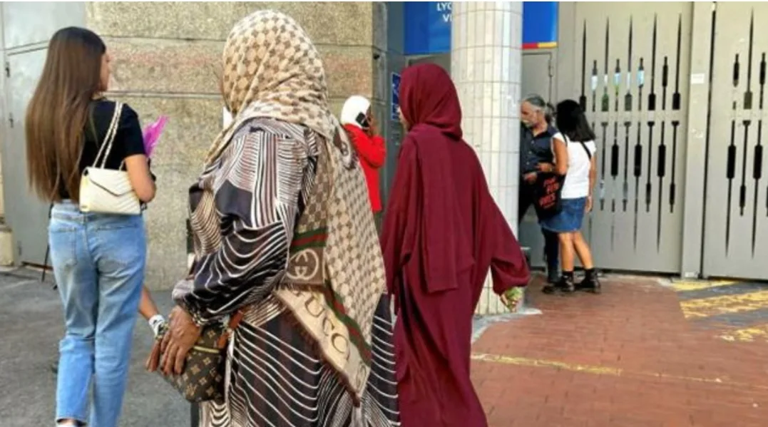 أعلى سلطة قضائية في البلاد … مجلس الدولة الفرنسي يؤيد قرار ماكرون منع العباية في المدارس