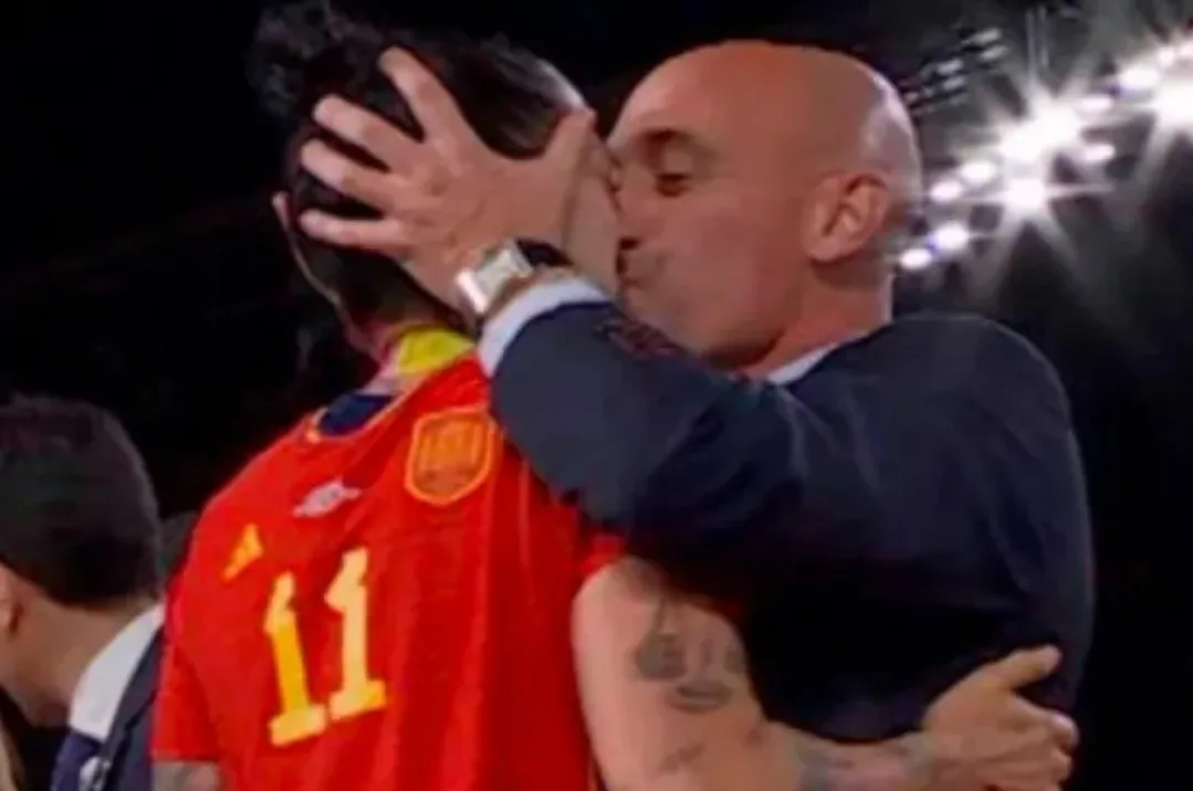 بسبب متاعبه أمام القضاء نتيجة القبلة الساخنة للاعبة المنتخب …  روبياليس يـعلن استقالَتَه من رئاســة الاتحاد الإسباني