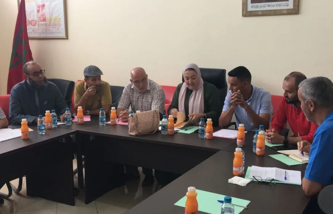 خلال الدورة الاستثنائية :   سهيلة الصبار نائبة رئيس جماعة بني شيكر بإقليم الناظور تصف الرئيس الهارب من العدالة ب “شماتة”