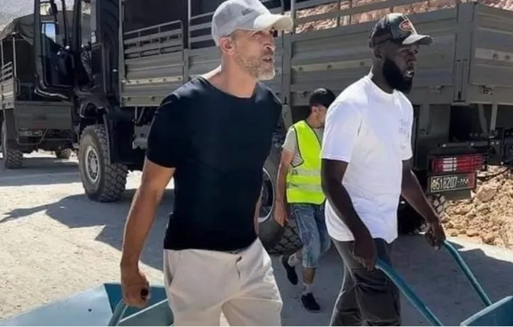 النجم السابق للمنتخب المغربي ومساعد مدرب الأولمبي يساهم في إنقاذ ضحايا زلزال جنوب مراكش