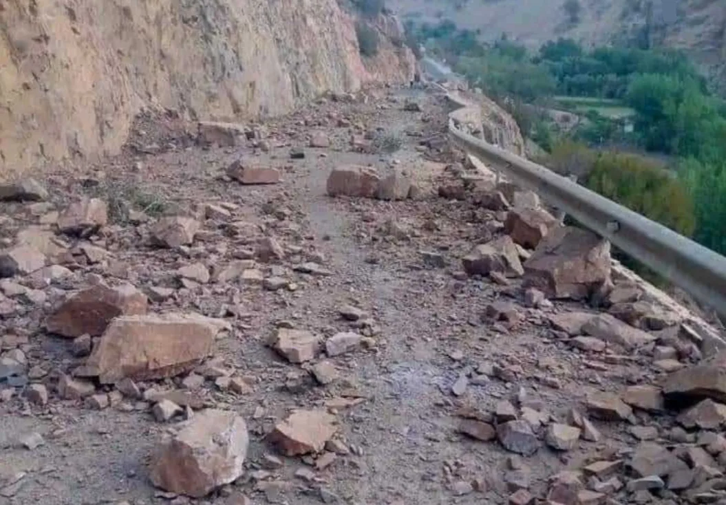 استنفار وتعبئة کبيرة لتحرير الطرق من الصخور ومخلفات الزلزال تحسبا لوصول الملك إلى المنطقة المدمرة