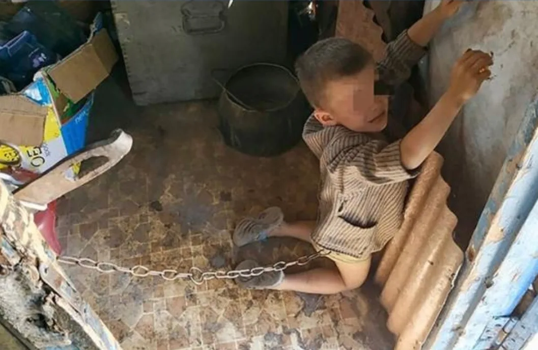 أب سادي بطنجة يعنف إبنه ذي 8 سنوات ويعلقه بسلسلة حديدية